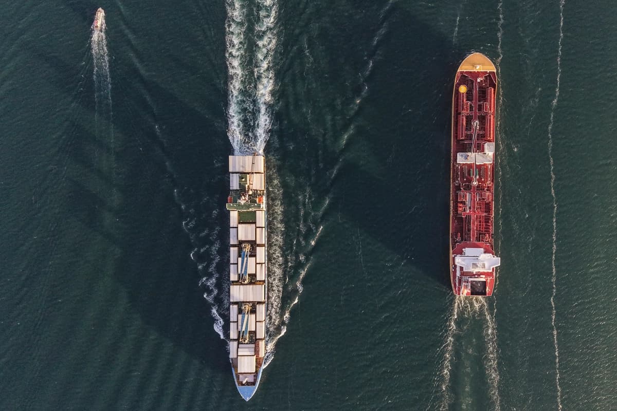 Un granelero y un buque de carga transitan por el Canal de Panamá en la Ciudad de Panamá el 12 de marzo de 2026. (Matias Delacroix/AP Photo)