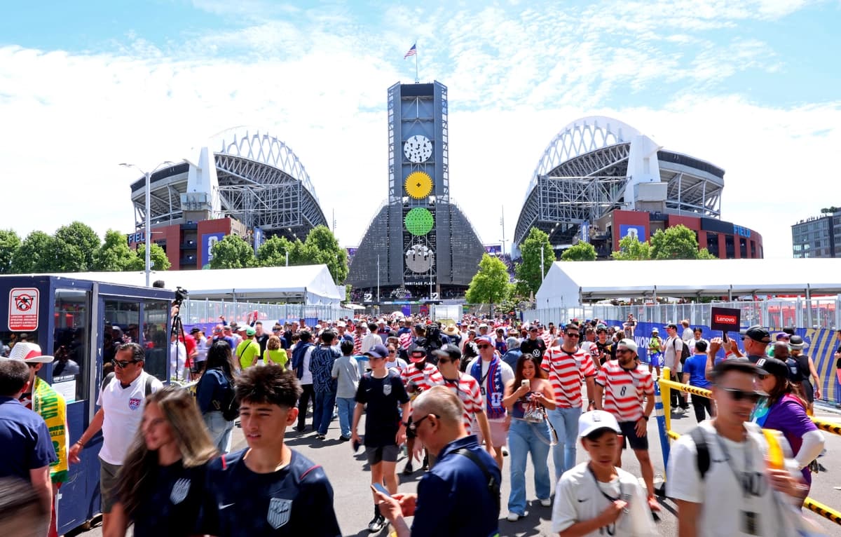 Aficionados estadounidenses afuera del estadio tras el partido entre Estados Unidos y Australia, en Seattle el 19 de junio de 2026. (Kevin Ng/Imagn Images vía Reuters)