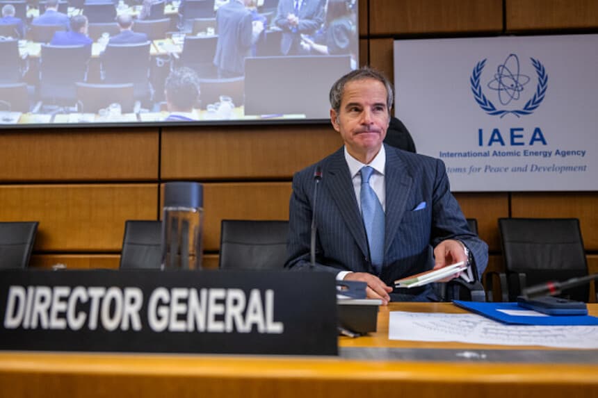 Rafael Grossi llega a la sede del OIEA en Viena el 23 de junio de 2025 para analizar la situación de Irán tras ataques a instalaciones nucleares. /Christian Bruna/Getty Images).