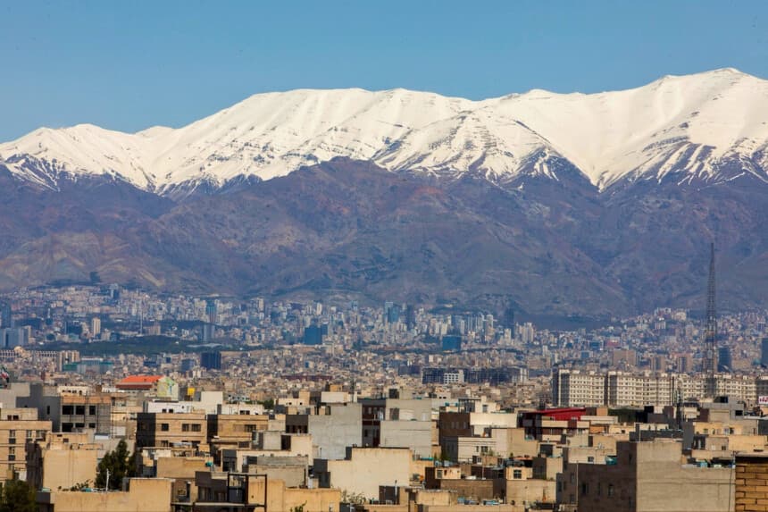 Se aprecian daños en un edificio residencial que, según las autoridades iraníes, fue alcanzado por un ataque el 4 de marzo durante la campaña militar estadounidense-israelí en el sureste de Teherán, Irán, el 14 de abril de 2026. (Majid Saeedi/Getty Images).