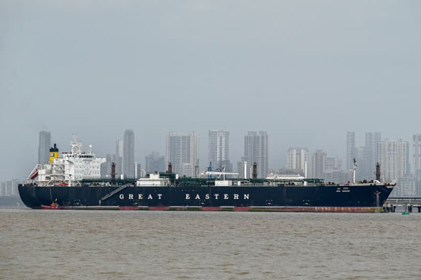 El Jag Vasant, un buque cisterna con bandera india que transportaba gas licuado de petróleo (GLP) y que transitó por el estrecho de Ormuz en medio de la guerra de Oriente Medio, permanece atracado en una terminal de descarga en la costa de Bombay el 1 de abril de 2026. (Punit PARANJPE / AFP vía Getty Images).