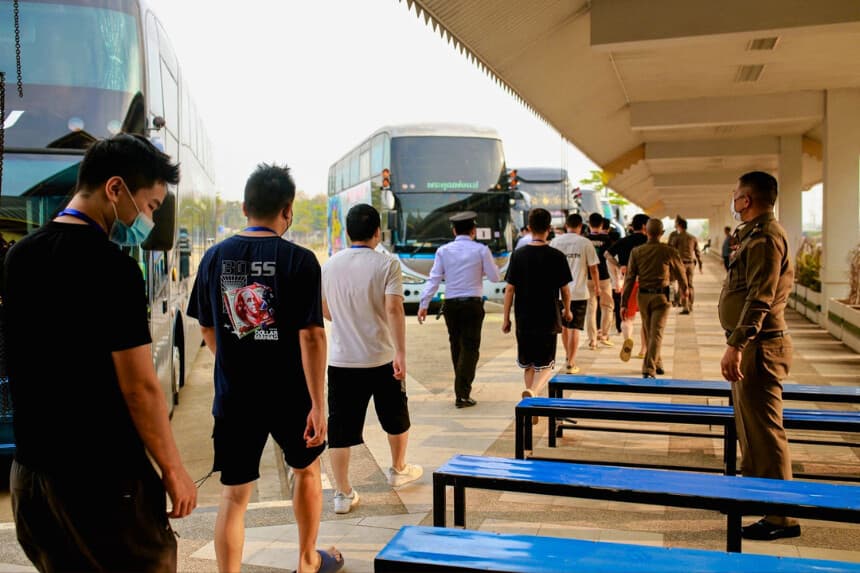 Trabajadores de centros de estafas y víctimas procedentes de China llegan al puesto fronterizo con Tailandia, en Myawaddy, Birmania, el 20 de febrero de 2025. Cientos de trabajadores chinos regresaban a casa tras haber sido liberados de los centros de estafas por Internet. (STR/AFP vía Getty Images).