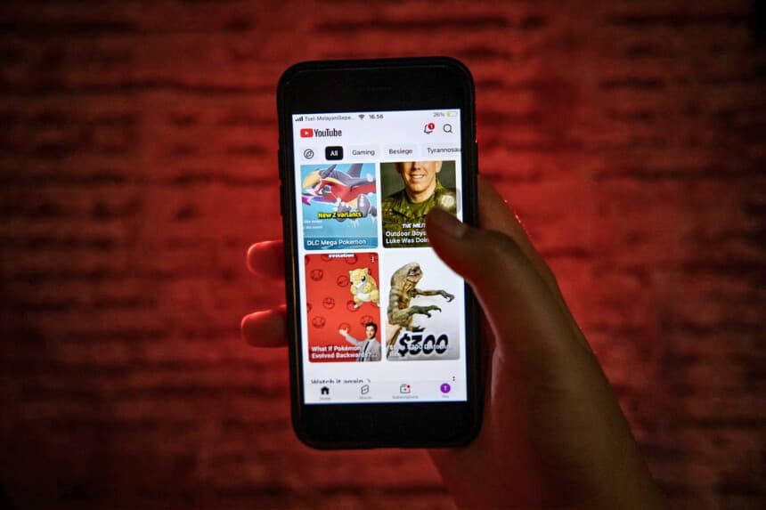 Un niño de 12 años ve YouTube en su smartphone el 27 de marzo de 2026. (Ulet Ifansasti/Getty Images).
