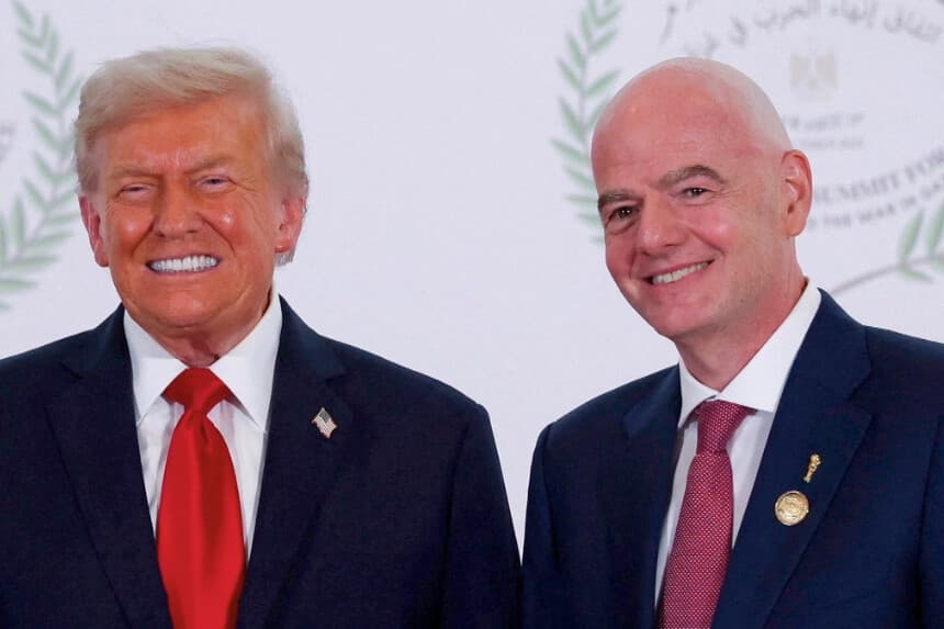 El presidente Donald Trump (izquierda) y el presidente de la FIFA, Gianni Infantino, en una cumbre de líderes mundiales para poner fin a la guerra en Gaza, celebrada en Sharm el-Sheikh, Egipto el 13 de octubre de 2025. (Suzanne Plunkett/Pool/Getty Images).