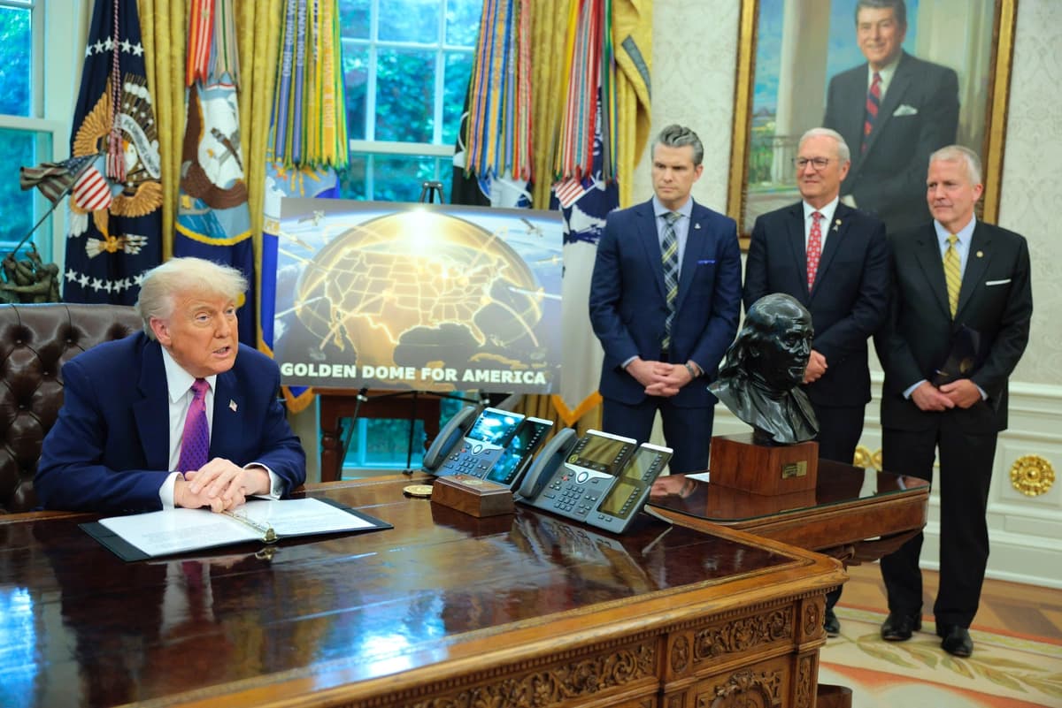 El presidente de Estados Unidos, Donald Trump, habla junto al secretario de Guerra, Pete Hegseth, el senador Kevin Cramer (demócrata por Alaska) y el senador Dan Sullivan (republicano por Alaska) en el Despacho Oval de la Casa Blanca el 20 de mayo de 2025. (Chip Somodevilla/Getty Images).
