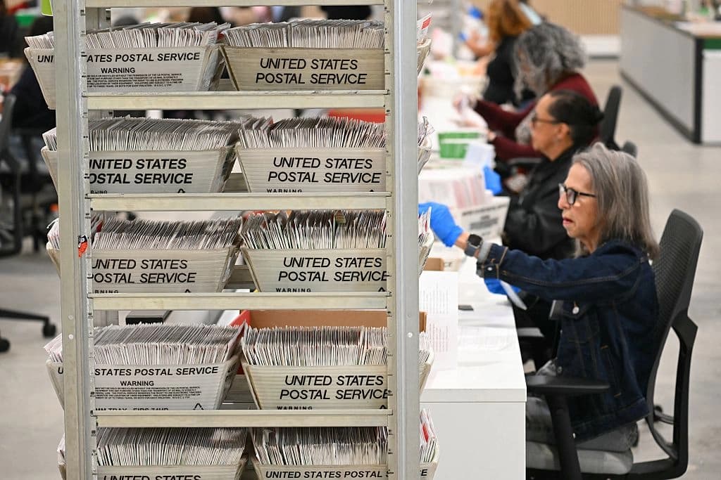 Jueza federal bloquea el requisito de prueba de ciudadanía para votar implementado por Trump