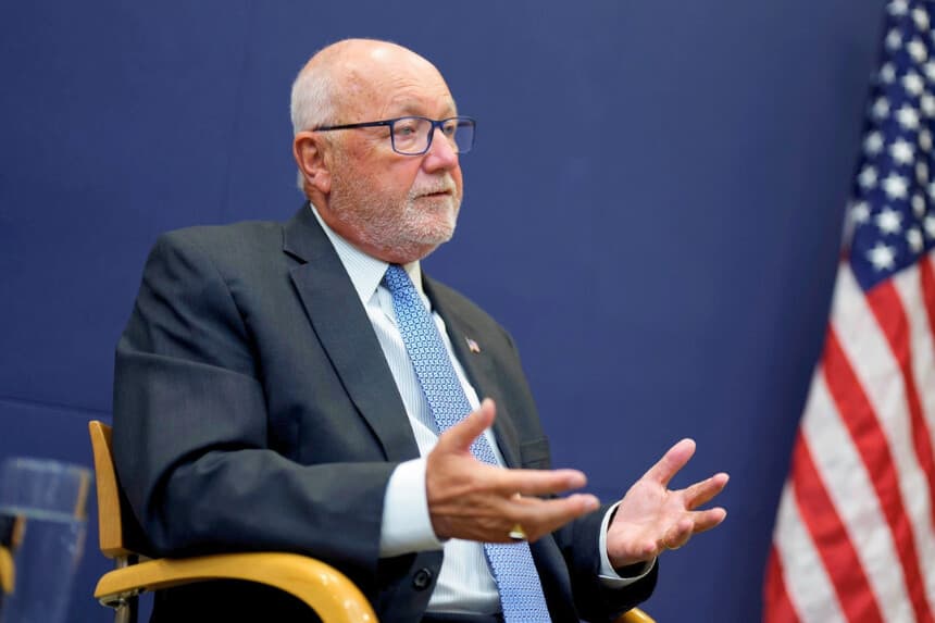 El embajador de Estados Unidos en Canadá, Pete Hoekstra, participa en una entrevista en la Embajada de Estados Unidos en Ottawa, el 9 de diciembre de 2025. (The Canadian Press/Justin Tang).