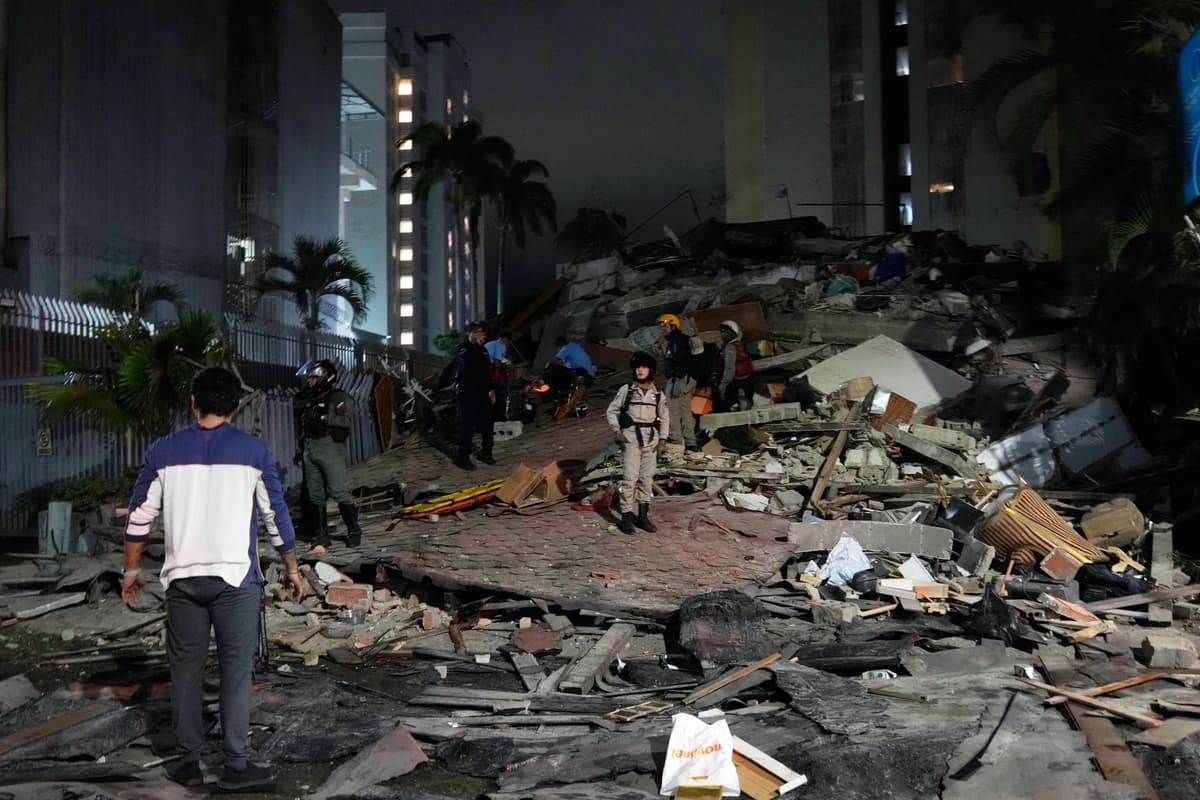 Personas caminan entre los escombros tras un terremoto en Caracas, Venezuela, el 24 de junio de 2026. (Ariana Cubillos/Foto de AP)