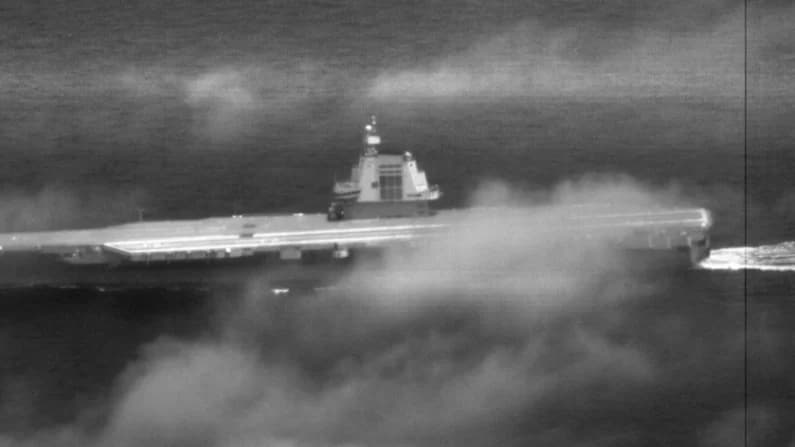 Portaaviones chino "Fujian" atraviesa el estrecho de Taiwán durante maniobras militares