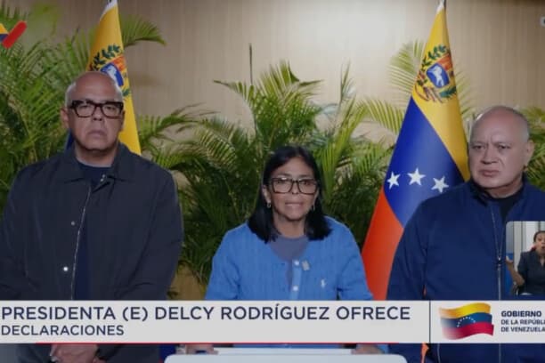 Captura de video de una transmisión del canal estatal Venezolana de Televisión (VTV) de la presidenta encargada de Venezuela, Delcy Rodríguez (c), acompañada por el presidente de la Asamblea Nacional (AN) Jorge Rodríguez (i) y el ministro del Interior Diosdado Cabello durante una declaración tras los dos terremotos de magnitud 7,5 y 7,2 ocurridos en una zona del centro del país, en Caracas, Venezolana. (EFE/ VTV )