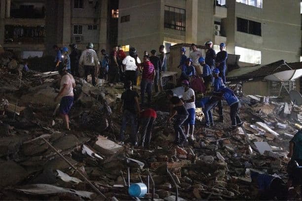 Integrantes de cuerpos de emergencia buscan víctimas este miércoles, luego de dos fuertes terremotos que sacudieron el Caribe venezolano en Caracas (Venezuela). El principal fue un sismo de magnitud 7,5, informó el sistema oficial de alerta de tsunamis de Estados Unidos. (EFE/ Rayner Peña)