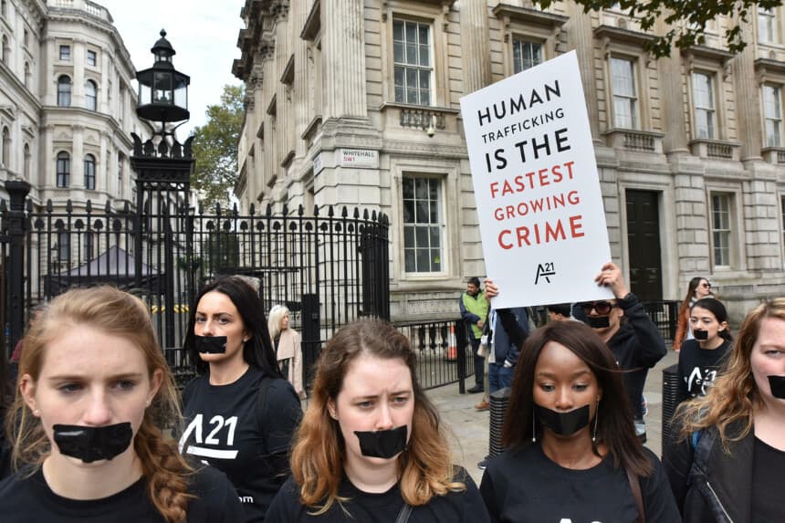 Una marcha silenciosa contra la esclavitud moderna en Londres en 2016. Debido a que la trata de personas suele ser un "delito oculto", los datos sobre las víctimas de la trata no son fiables. (Alamy/PA).