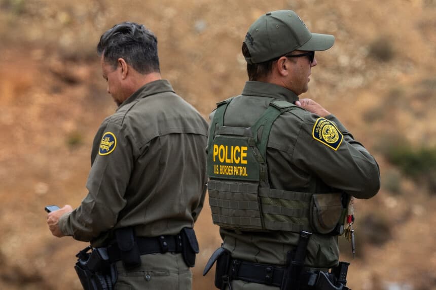 Agentes de la Patrulla Fronteriza de Estados Unidos vigilan la frontera sur a las afueras de San Diego el 27 de mayo de 2026. (John Fredricks/The Epoch Times).