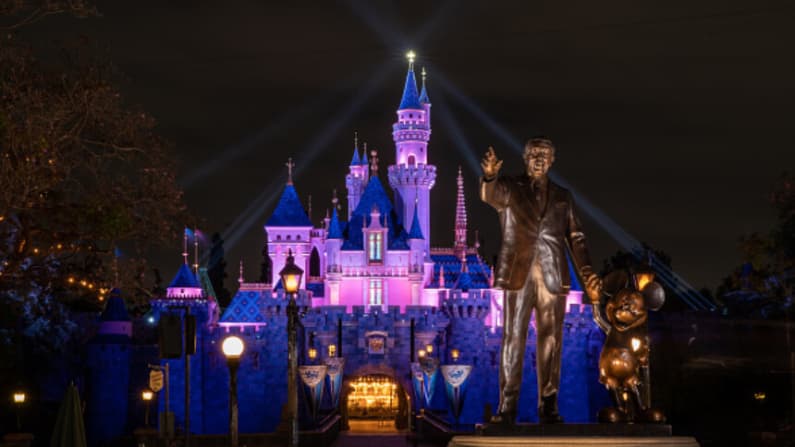 Adolescente sale volando de una atracción de Disney