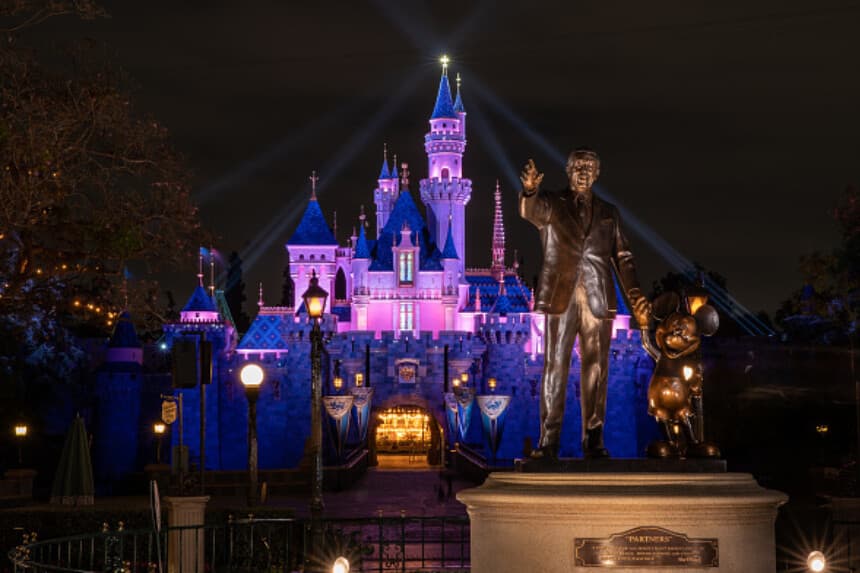 Adolescente sale volando de una atracción de Disney