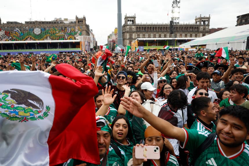 Aficionados de México reaccionan durante la transmisión del partido del Mundial de la FIFA 2026 entre República Checa y México, este miércoles en el Fan Fest del Zócalo de Ciudad de México (EFE/ Sáshenka Gutiérrez)