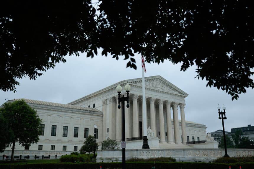 Una ligera llovizna cae frente a la Corte Suprema de Estados Unidos el 23 de junio de 2026 en Washington, D.C. (Chip Somodevilla/Getty Images).