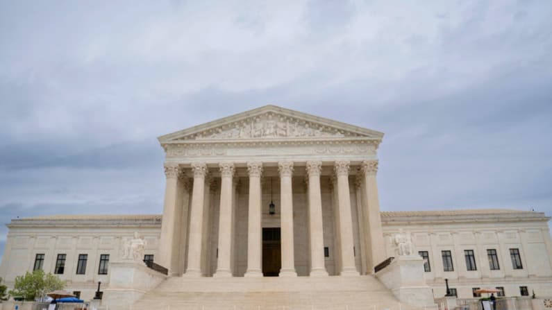 Corte Suprema autoriza a Trump retirar protecciones migratorias a sirios y haitianos frente a deportación
