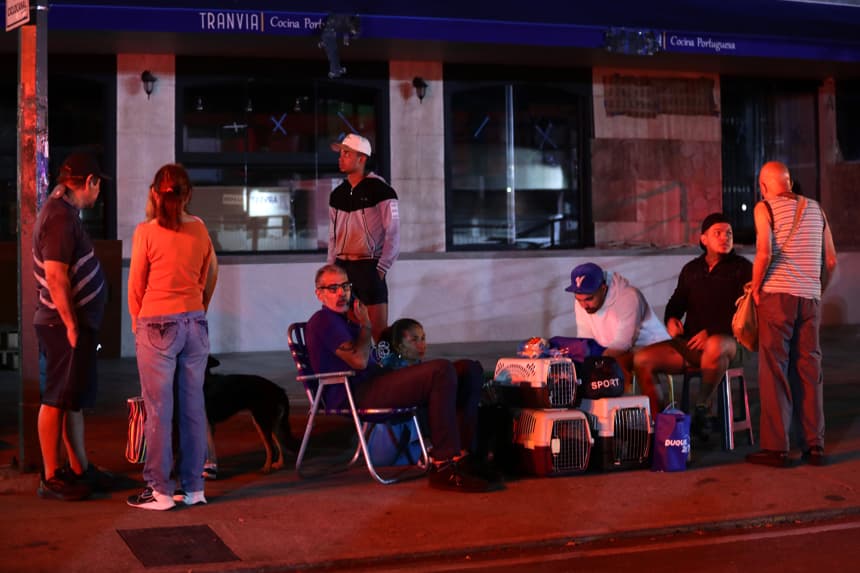 Venezolanos pasan la noche en calles y vehículos tras los terremotos