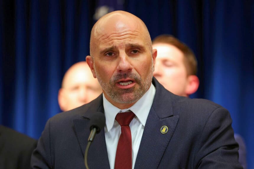 El codirector adjunto del FBI, Christopher Raia, se dirige a los medios de comunicación en la Fiscalía del Distrito de Minnesota en Minneapolis el 21 de mayo de 2026. (David Berding/Getty Images).