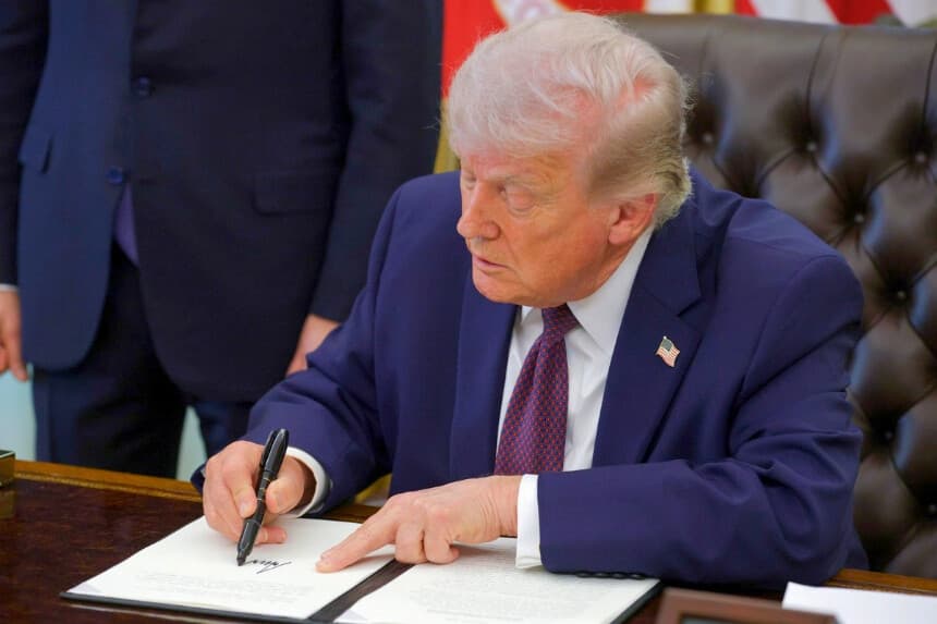 El presidente Donald Trump firma una orden ejecutiva para limitar el voto por correo en el Despacho Oval de la Casa Blanca el 31 de marzo de 2026. (Alex Wong/Getty Images).