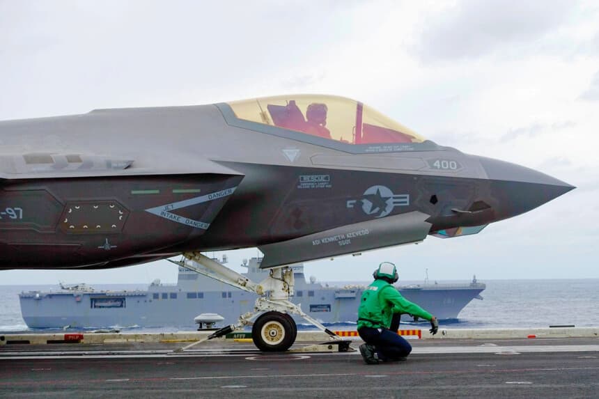 Un caza furtivo F-35C de la Armada de los Estados Unidos y su tripulación se preparan para despegar en una demostración de vuelo durante el ejercicio naval conjunto Annualex 23, desde el portaaviones USS Carl Vinson frente a la costa japonesa, el 11 de noviembre de 2023. (Foto de Mari Yamaguchi/AP).