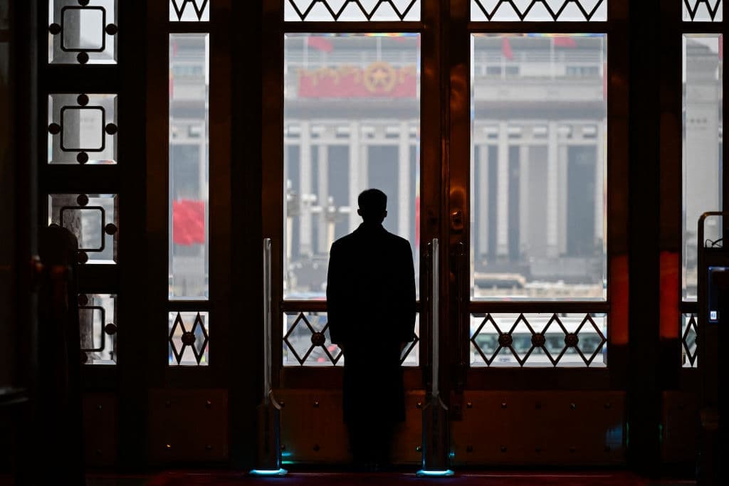 Un guardia de seguridad permanece en su puesto durante la sesión inaugural de la Asamblea Popular Nacional (APN) en el Gran Salón del Pueblo de Beijing, el 5 de marzo de 2024. (Wang Zhao/AFP vía Getty Images).