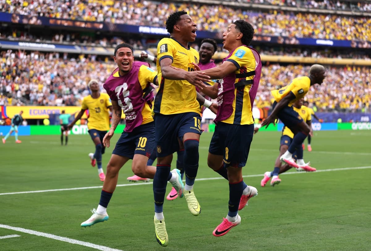 Gonzalo Plata (19) de Ecuador celebra con sus compañeros tras marcar el segundo gol de su equipo durante el partido del Grupo E de la Copa Mundial de la FIFA 2026 entre Ecuador y Alemania en el New York New Jersey Stadium en East Rutherford, Nueva Jersey, el 25 de junio de 2026. (Mattia Ozbot/Getty Images).