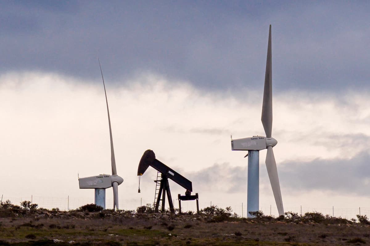 Una bomba de petróleo en un yacimiento en desuso con aerogeneradores al fondo en Sargentes de la Lora, cerca de Burgos, en el norte de España, el 13 de marzo de 2026. (César Manso/AFP vía Getty Images)