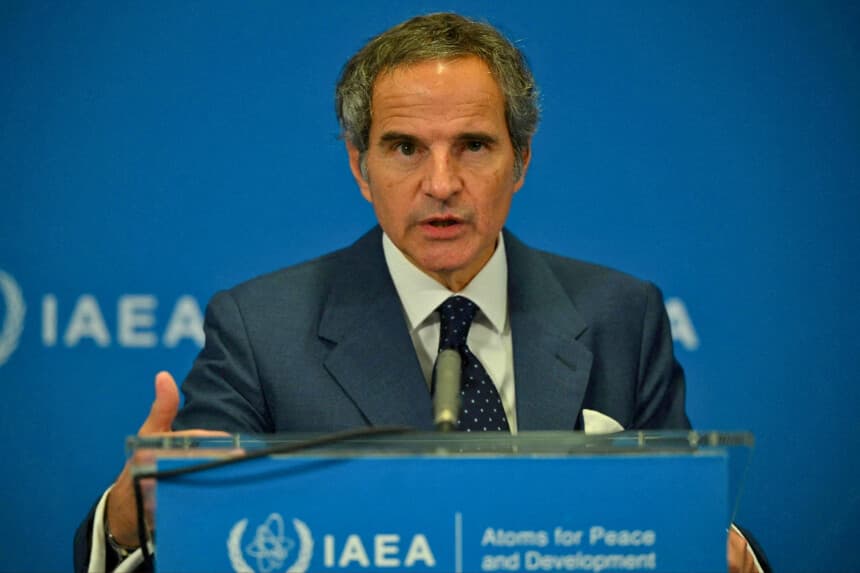 Rafael Grossi, director general del Organismo Internacional de Energía Atómica, habla con los medios en los márgenes de una reunión de la Junta de Gobernadores del OIEA en Viena, Austria, el 5 de junio de 2026. (Elisabeth Mandl/Reuters).