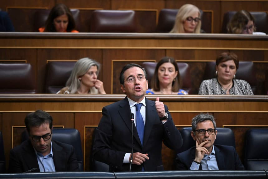 Imagen de archivo del ministro de Asuntos Exteriores, Unión Europea y Cooperación, José Manuel Albares (c), interviniendo en el pleno en el que el presidente del Gobierno, Pedro Sánchez, compareció para dar explicaciones de los casos judiciales que afectan a su entorno político este miércoles en el Congreso de los Diputados en Madrid. (EFE/ Fernando Villar)