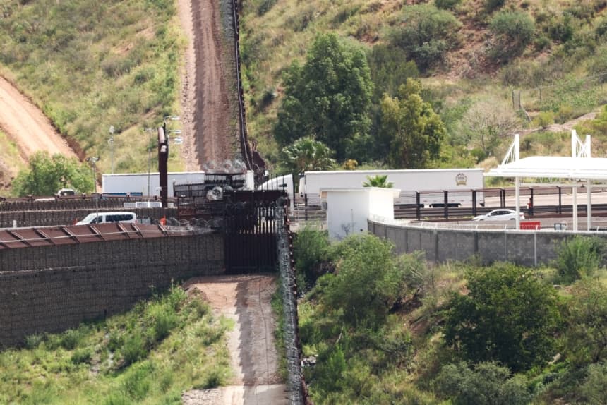 Camiones y automóviles ingresan a Estados Unidos en la frontera entre Estados Unidos y México en Nogales, Arizona, el 17 de septiembre de 2025. (CHARLY TRIBALLEAU/AFP vía Getty Images)