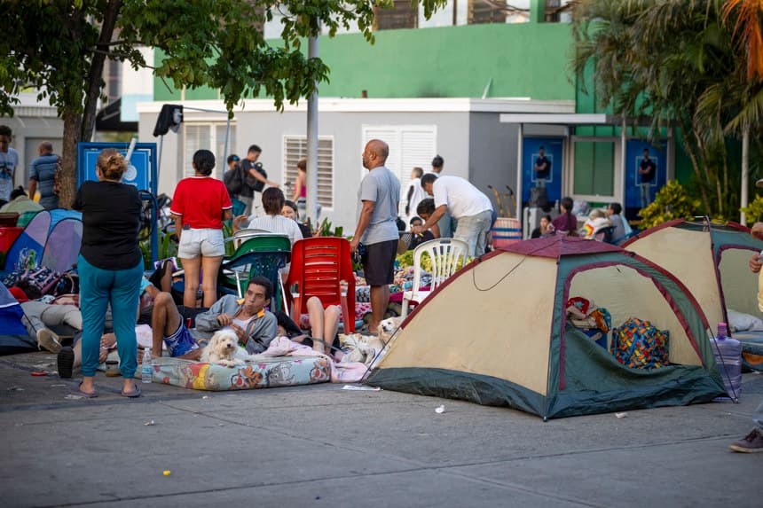 Habitantes de La Guaira pasan otra noche a la intemperie tras los terremotos en Venezuela