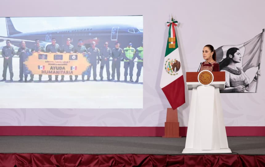 La presidenta de México, Claudia Sheinbaum, habla durante una rueda de prensa este viernes, en el Palacio Nacional de Ciudad de México. (EFE/José Méndez)