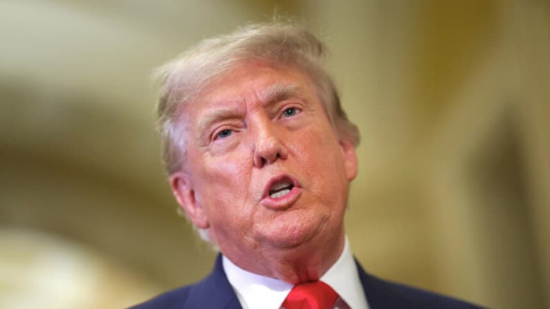Trump dice que Irán violó el alto el fuego al atacar un buque de carga