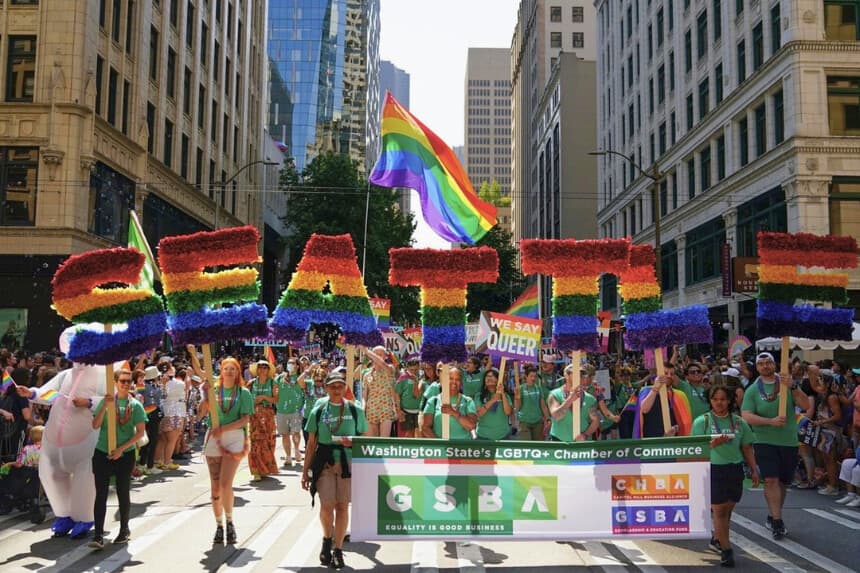 Los participantes en el desfile enarbolan una bandera arcoíris gigante durante el desfile anual del Orgullo de Seattle, celebrado en Seattle, Washington, el 25 de junio de 2023. (Lindsey Wasson/AP).