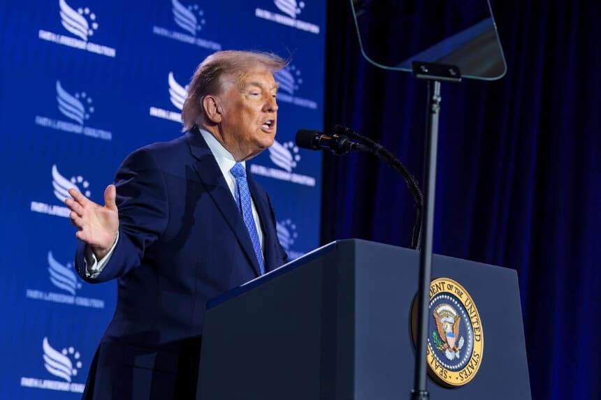 El presidente Donald Trump pronuncia un discurso durante la Conferencia de Políticas de la Coalición Fe y Libertad de 2026 en el hotel Washington Hilton de Washington, el 26 de junio de 2026. (Anna Moneymaker/Getty Images).
