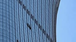 Una avioneta se estrella contra el edificio más alto de Beijing