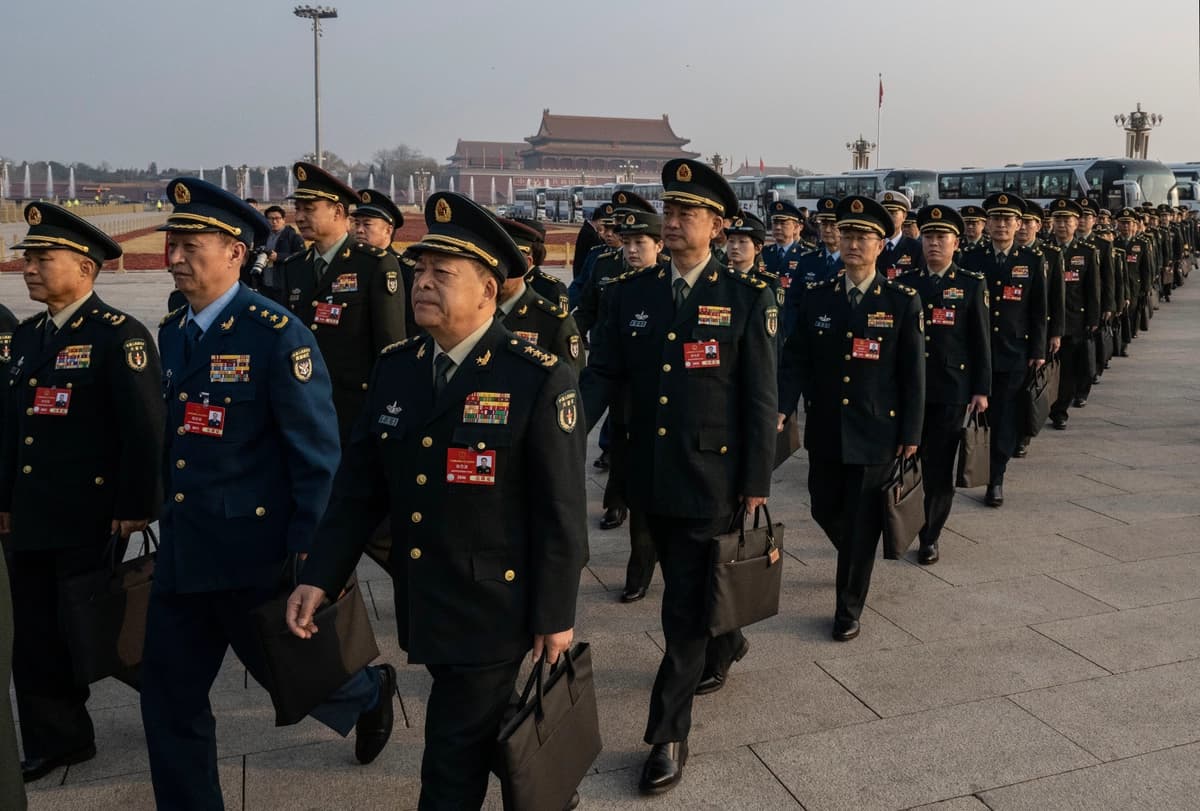Diputados del ejército chino caminan juntos a su llegada a la segunda sesión plenaria de la Asamblea Popular Nacional, celebrada en el Gran Salón del Pueblo de Beijing el 8 de marzo de 2025. (Kevin Frayer/Getty Images)