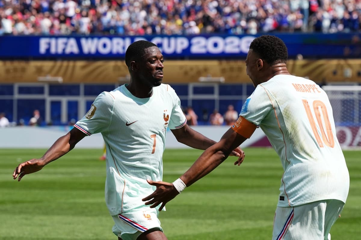 Ousmane Dembélé (izq.) de Francia celebra con Kylian Mbappé tras marcar el tercer gol de su equipo durante un partido del Grupo I contra Noruega en Foxborough, Massachusetts, el 26 de junio de 2026. (Foto de Martin Meissner/AP).