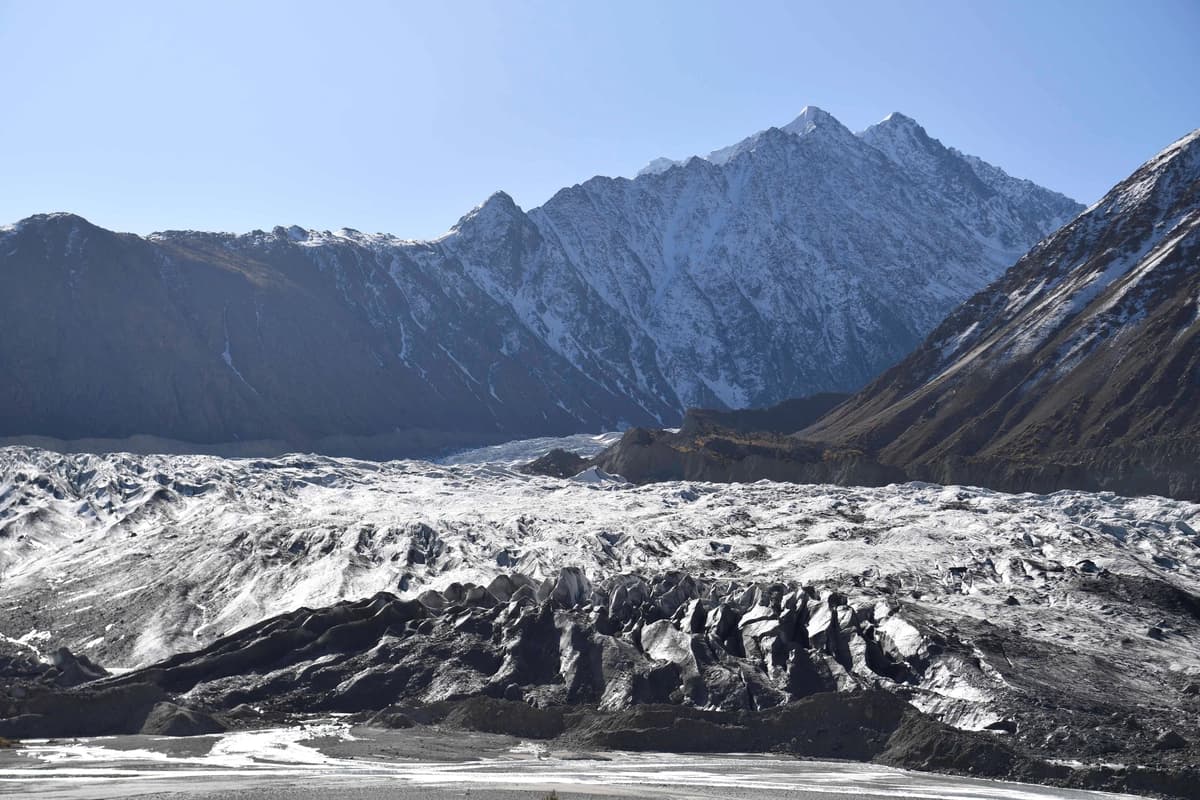 El glaciar Chiatibo en la cordillera del Hindu Kush, provincia de Khyber-Pakhtunkhwa, Pakistán, el 16 de octubre de 2019. (Neil Hall/Pool vía REUTERS/Foto de archivo)