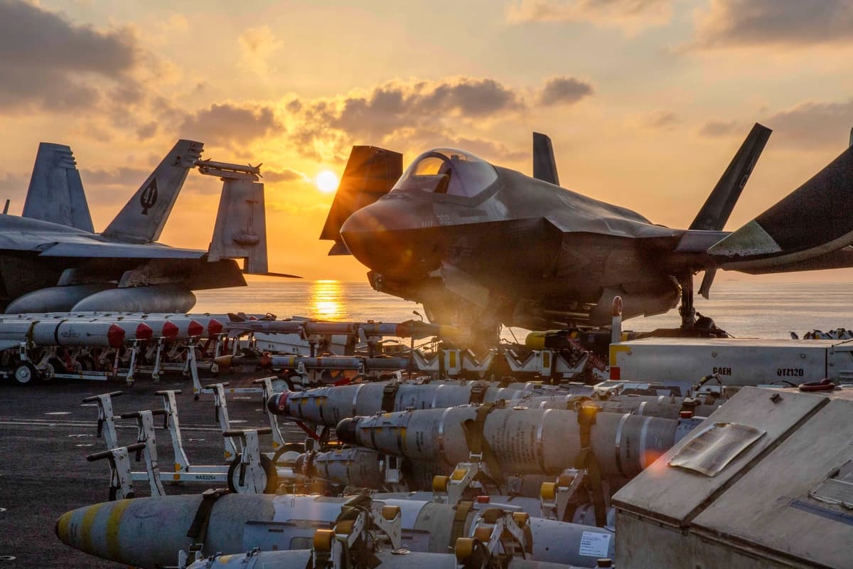 Un F-35C Lightning II, perteneciente al Escuadrón de Caza y Ataque de la Infantería de Marina (VMFA) 314, se prepara para operaciones de vuelo en la cubierta de vuelo del portaaviones de clase Nimitz USS Abraham Lincoln (CVN 72) en apoyo de la Operación Epic Fury, el 3 de marzo de 2026. (Armada de los Estados Unidos)