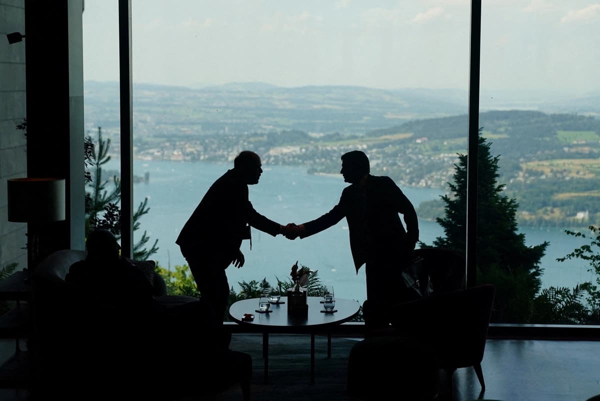 Personal de la delegación se reúnen en el vestíbulo el día de la reunión cuadrilateral entre Estados Unidos, Irán, Pakistán y Qatar en el complejo hotelero de lujo Burgenstock, con vistas al lago de Lucerna, Suiza, el 21 de junio de 2026, como parte de las conversaciones para avanzar un acuerdo que ponga fin al conflicto de Oriente Medio. (Nathan Howard/Pool/AFP vía Getty Images)