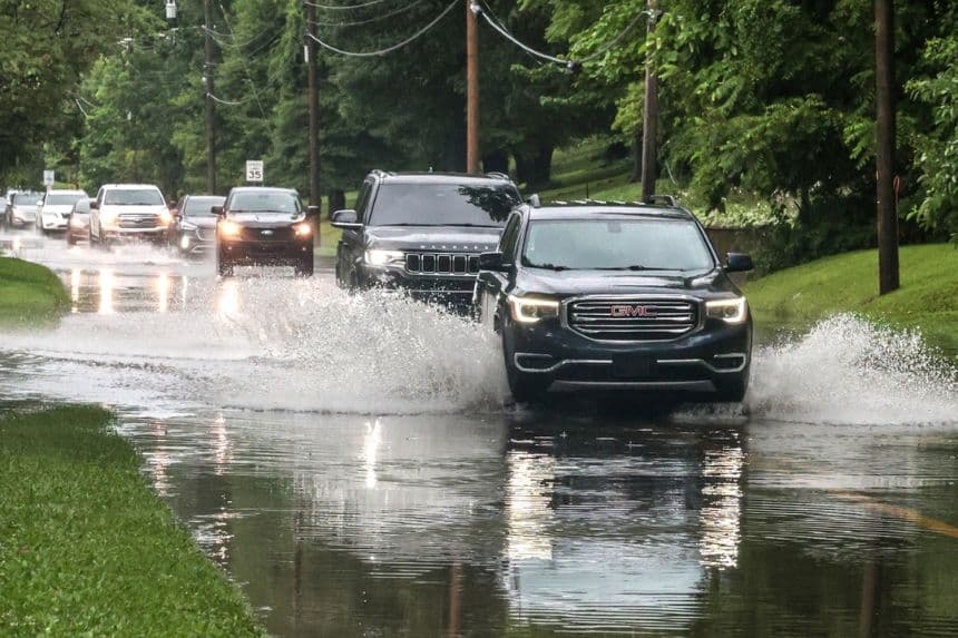 Conductores maniobran sus vehículos a través de las inundaciones en West Parrish Avenue tras fuertes lluvias en Owensboro, Kentucky, el 27 de junio de 2026. (Greg Eans / The Messenger-Inquirer vía AP)