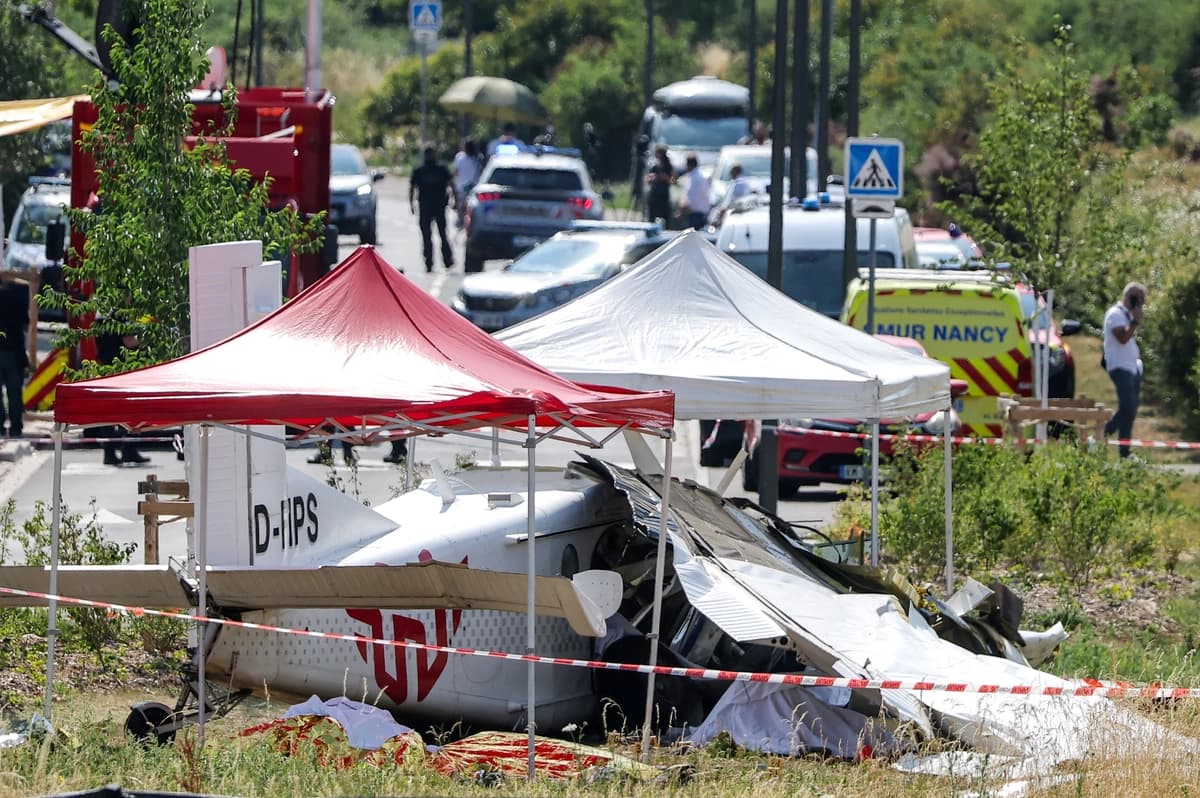 Una avioneta que se estrelló en Tomblaine, Francia, el 28 de junio de 2026. (Christian Hartmann/Reuters)