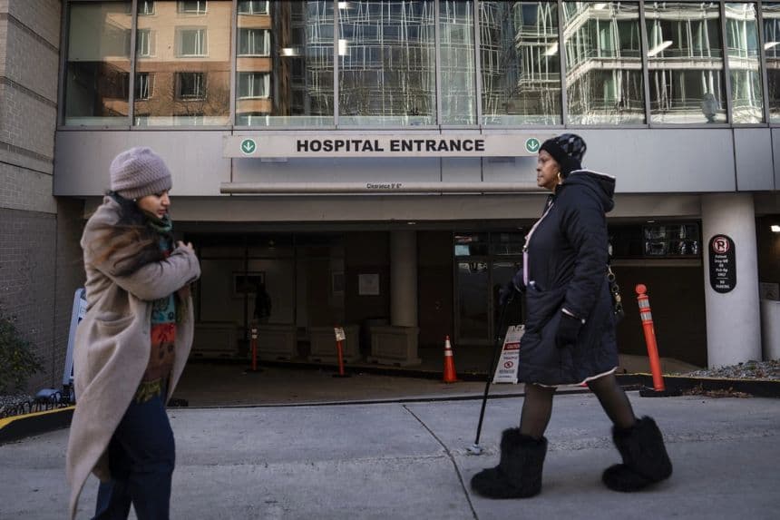 Varias personas pasan junto a un hospital en Washington, el 2 de enero de 2025. (Madalina Vasiliu/The Epoch Times)
