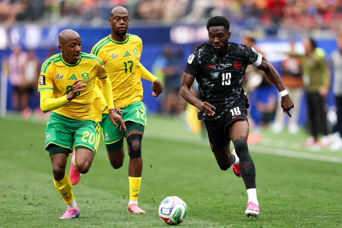 Alphonso Davies (19), de Canadá, corre con el balón bajo la presión de Khuliso Mudau (20), de Sudáfrica, durante el partido de los 32 de la Copa Mundial de la FIFA 2026 entre Sudáfrica y Canadá en el Estadio de Los Ángeles, en Inglewood, California, el 28 de junio de 2026. (Emilee Chinn/Getty Images)