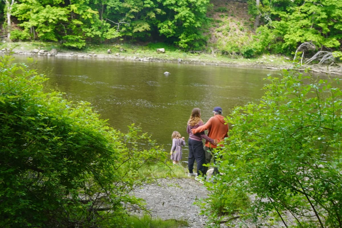 Una familia disfruta de la ribera del río Union en Ellsworth, Maine, el 6 de junio de 2026. (Nathan Worcester/The Epoch Times)