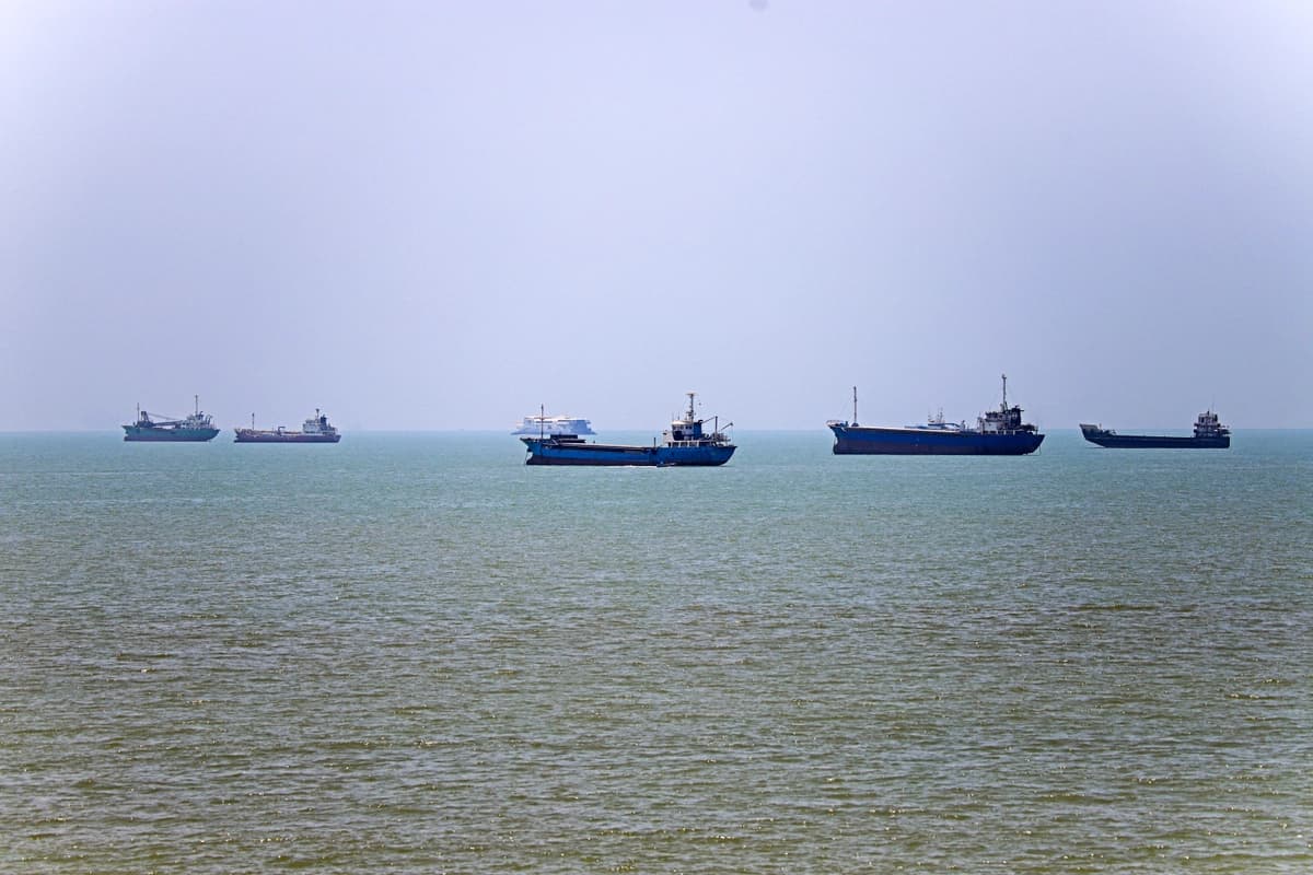 Embarcaciones ancladas en Bandar Abbas, junto al estrecho de Ormuz, el 18 de junio de 2026. (Amirhossein Khorgooei/ISNA/AFP vía Getty Images)