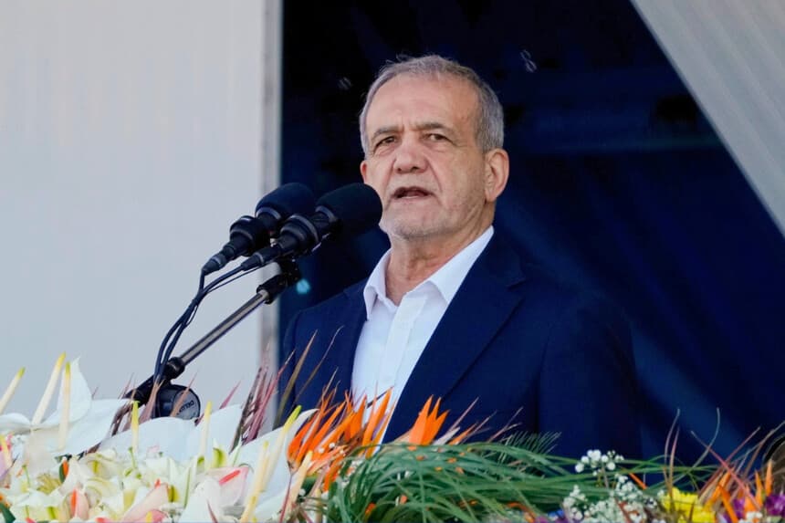 El presidente iraní Masoud Pezeshkian habla durante el desfile del Día Nacional del Ejército, justo a las afueras de Teherán el 18 de abril de 2025. (Foto AP/Vahid Salemi).